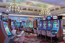 123 slots Live Roulette Dragon Tiger မြန်မာ ကစားသူ Mobile APP ဖြင့် ကစားနေသောပုံ